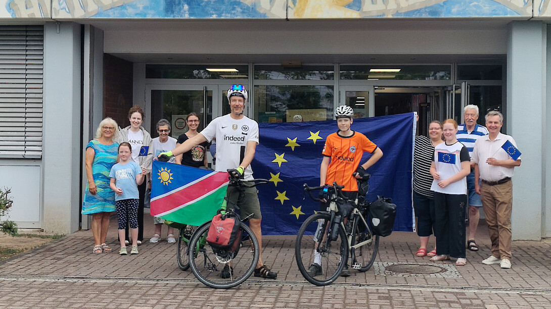 Gruppenfoto an der Heine-Schule: Team Barufke vor dem Start mit Namibia-Flagge
