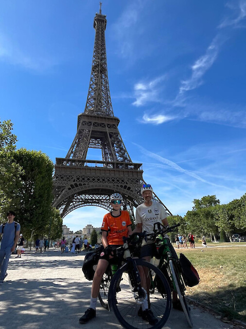 Foto von Christian und Benny vor dem Eiffelturm
